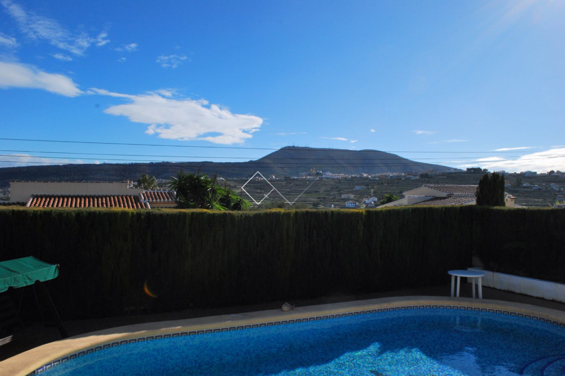 Detached villa on 1 level, located within the urbanisation of Les Fonts, on just a short distance to the town and at 10 minutes drive to the coast