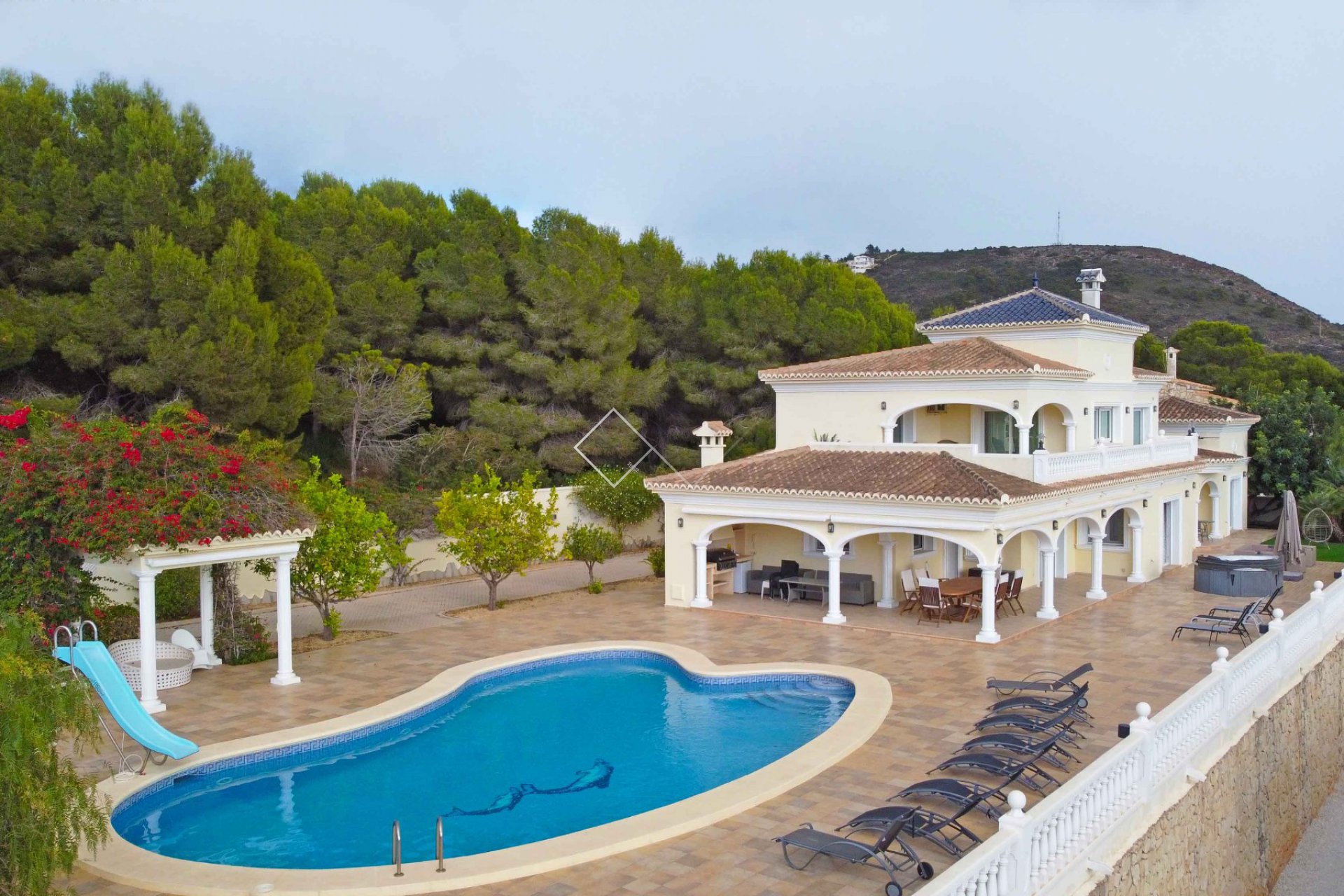 Impressive classic villa with sea views for sale in Moraira