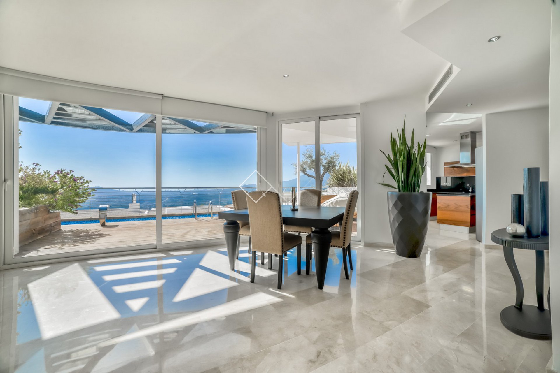 moderno y luminoso - Villa con grandes vistas al mar en venta en Altea