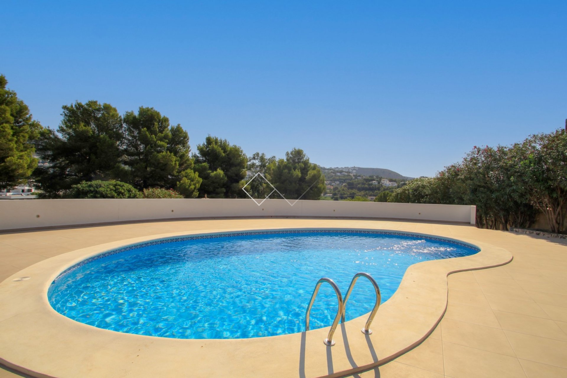 piscina en forma de riñón - Villa renovada en venta cerca del pueblo de Moraira. ¡Como nuevo!
