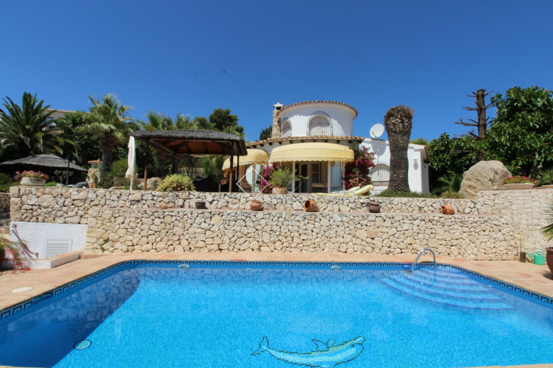 piscina - Villa tradicional en primera línea en venta en Moraira