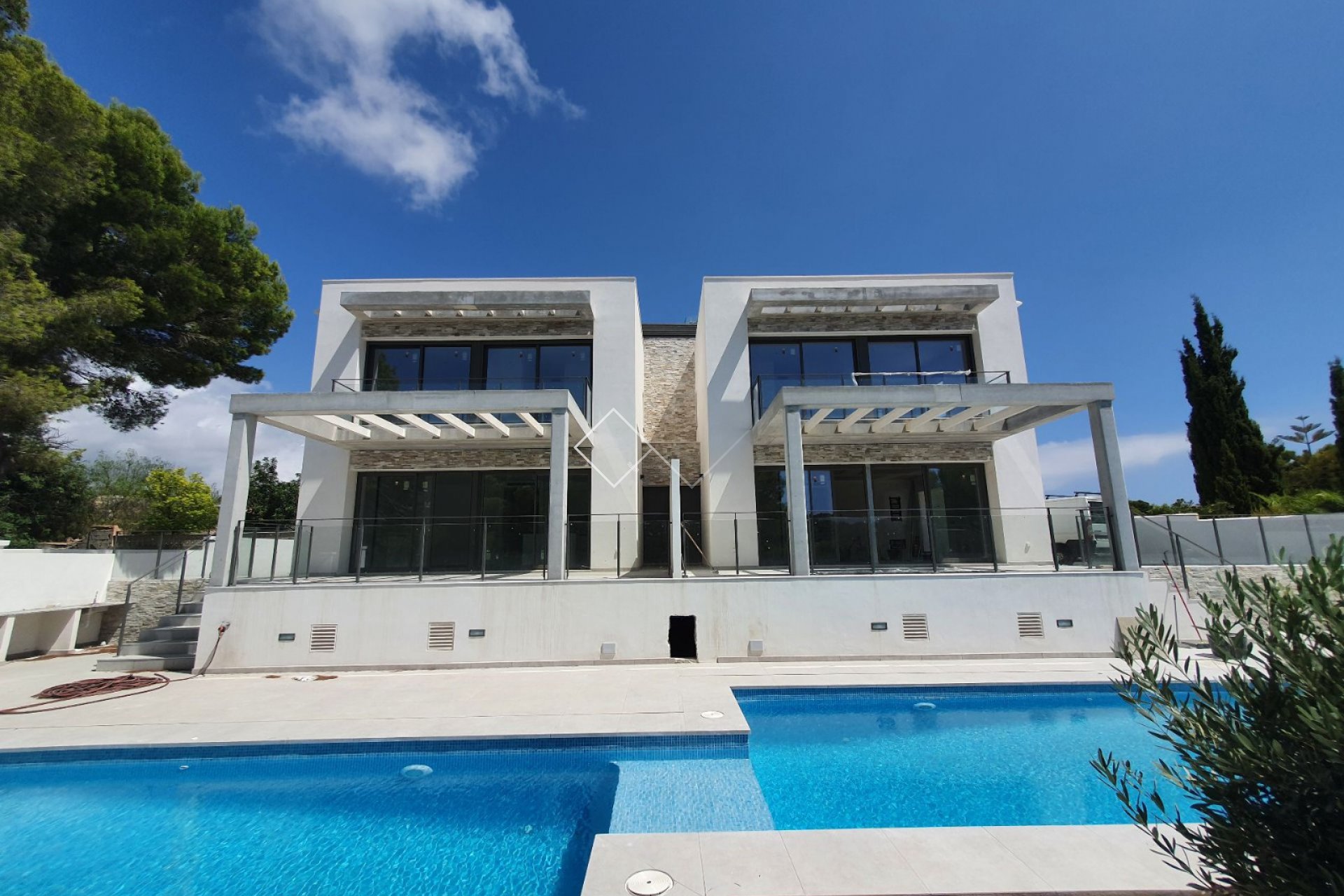 pool and villas - Modern semi-detached villa under construction in Moraira
