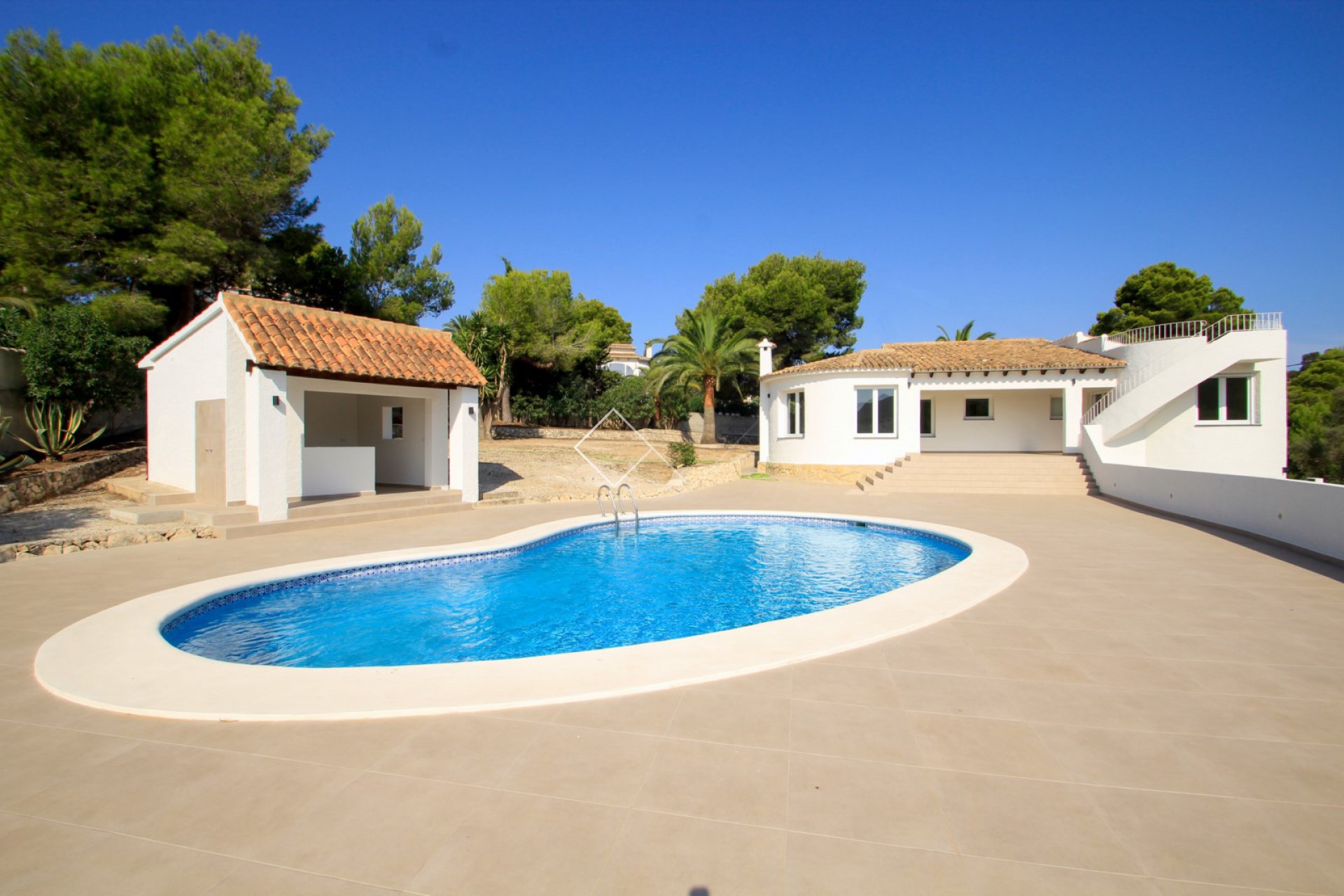 terrasse de la piscine - Villa rénovée à vendre près du village de Moraira. Comme neuve!