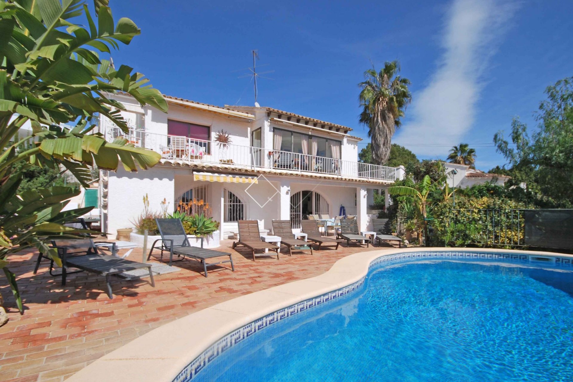 villa pool -  Attractive villa for sale; short walk to Moraira