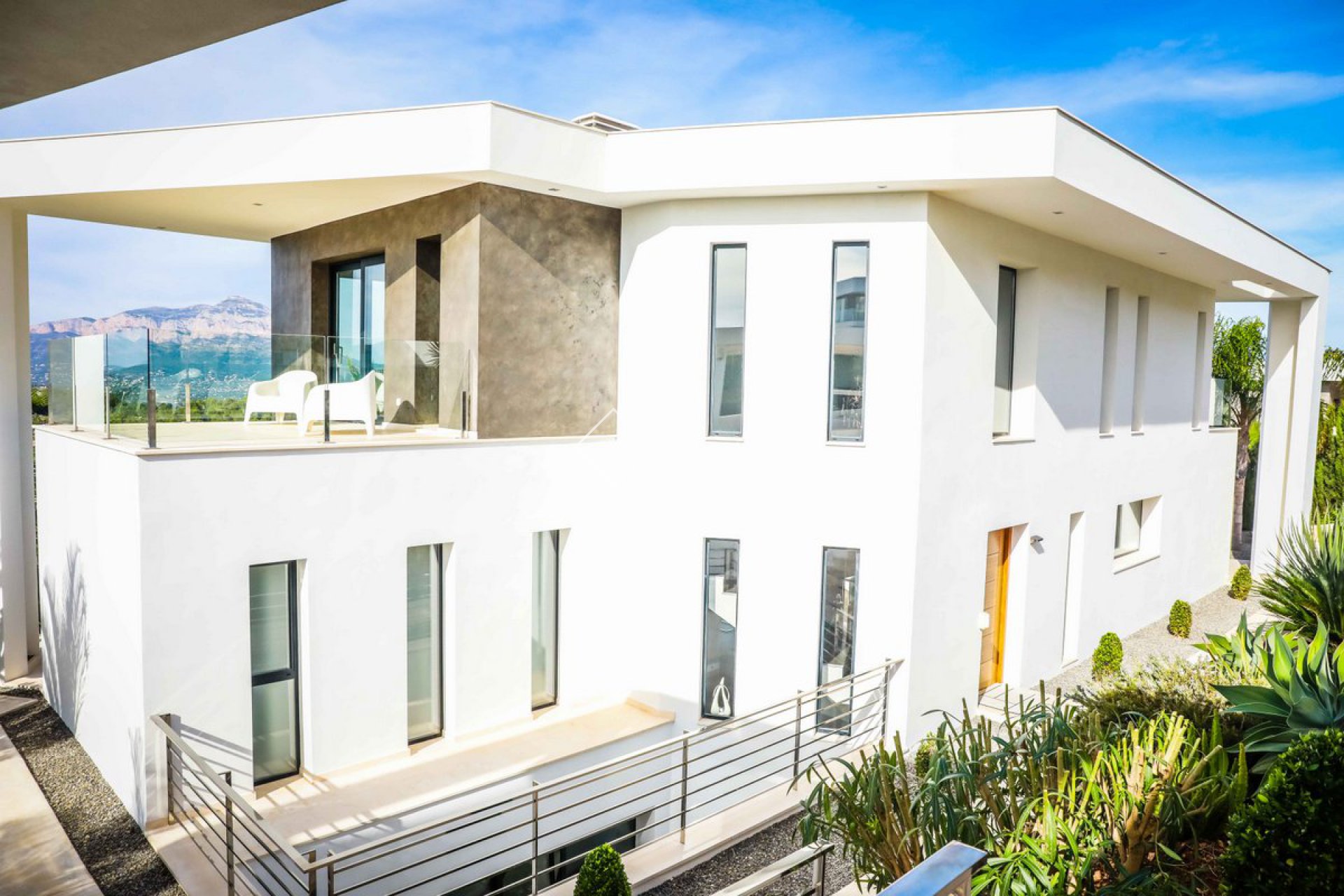 -Vorderseite der Villa luxuriöse moderne Villa mit Pool und Meerblick in Javea