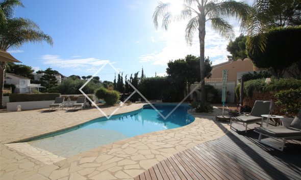 piscina y terraza - Ibiza villa en venta en Benissa con piscina climatizada