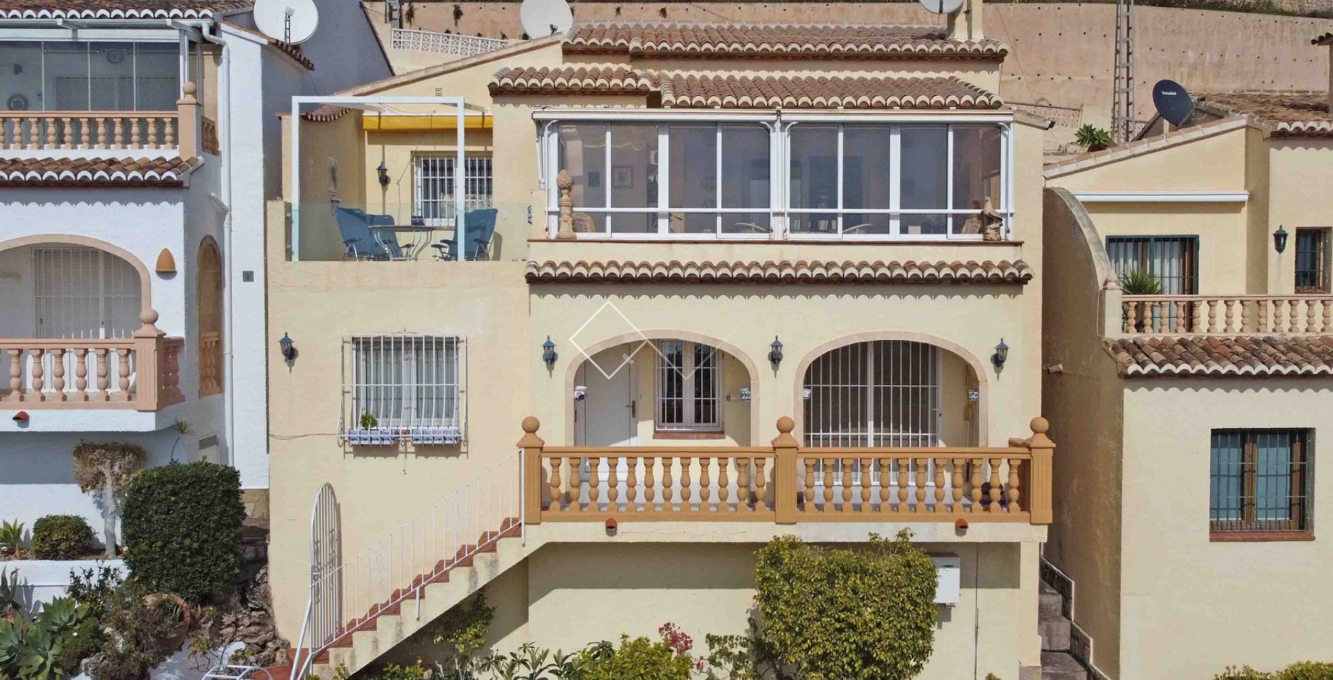 Bungalow for sale in Moraira with pretty sea views 