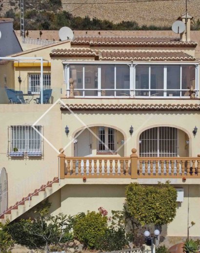 Bungalow for sale in Moraira with pretty sea views 