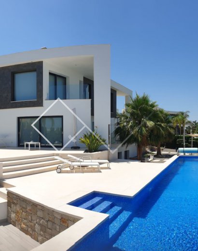 -piscine et maison luxueuse villa moderne avec piscine et vue sur la mer à Javea