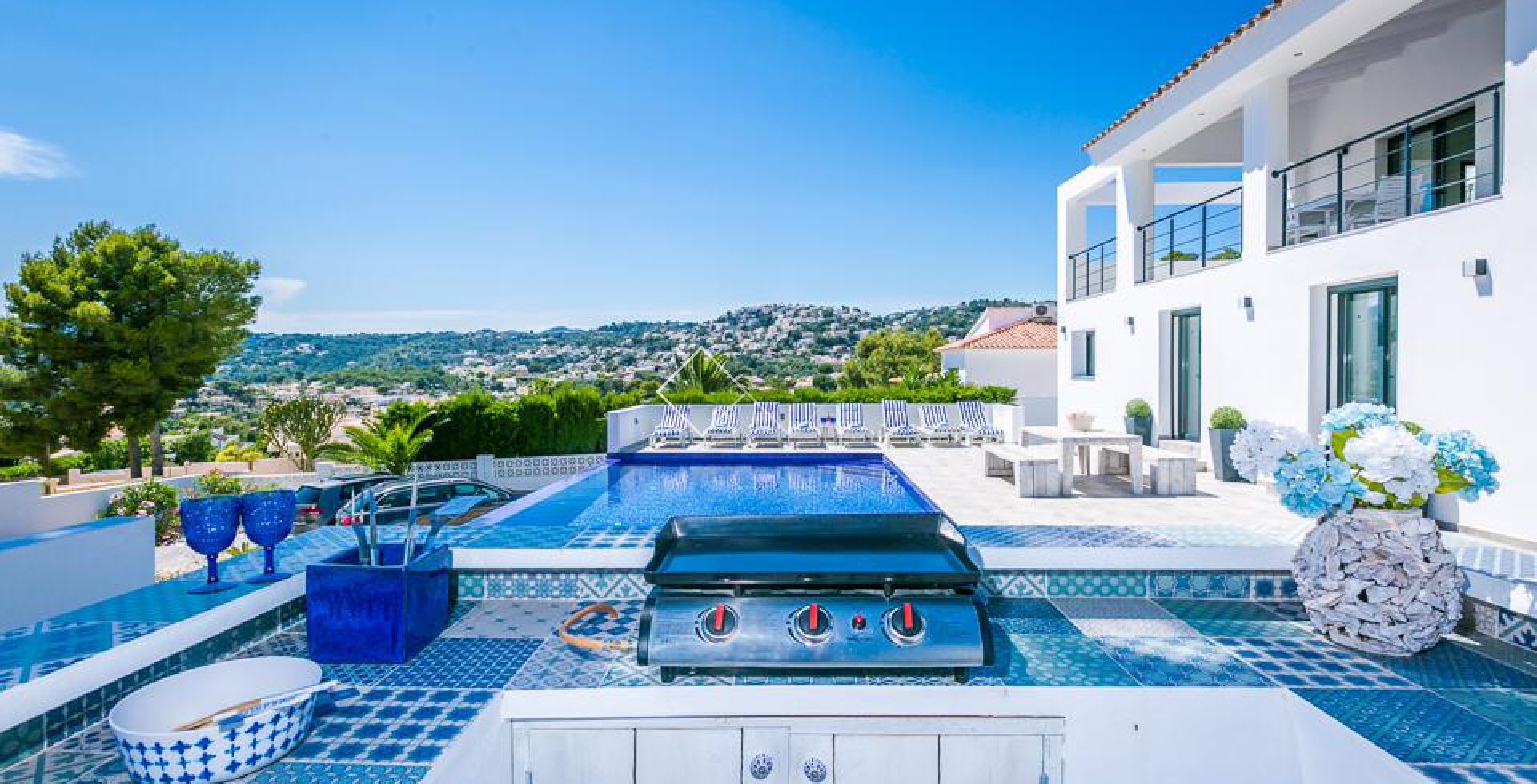 cuisine extérieure piscine barbecue - Impressionnante villa moderne à vendre à San Jaime Moraira