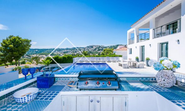 cuisine extérieure piscine barbecue - Impressionnante villa moderne à vendre à San Jaime Moraira