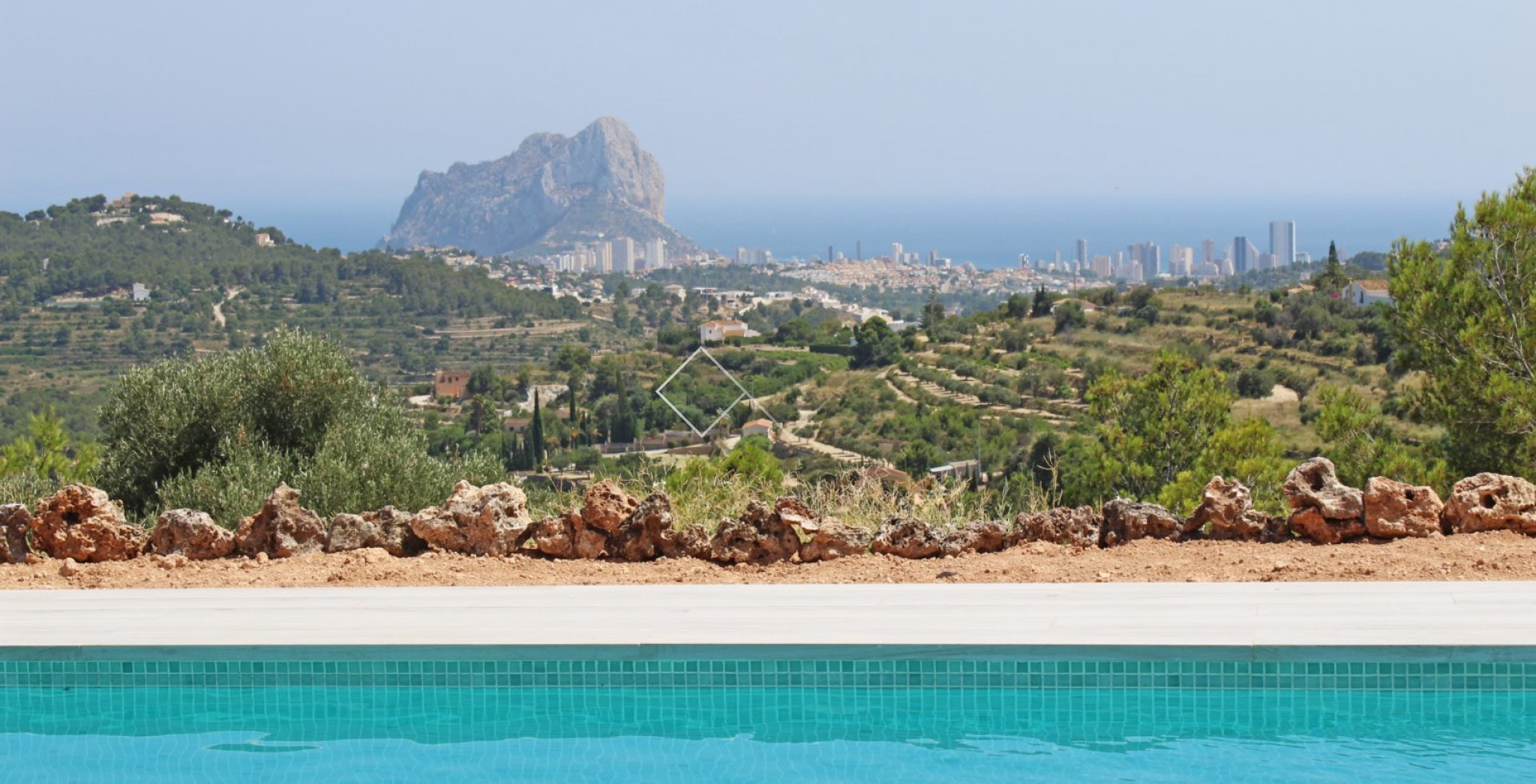 Piscine, vue sur la mer et le rocher de Peñon - Villa neuve de style finca avec vue imprenable sur la mer à vendre à Benissa