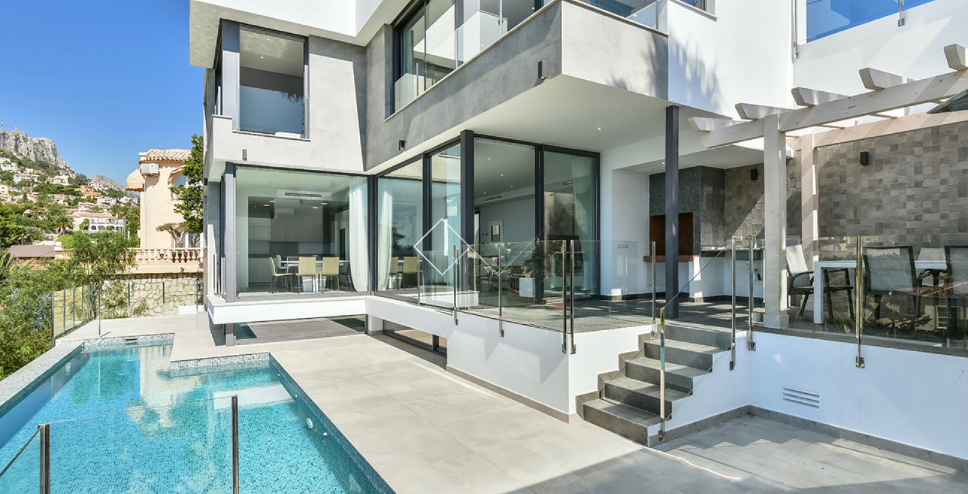 Pool und Haus - SCHÖNE AUSSICHTEN: moderne Villa in Calpe zu verkaufen
