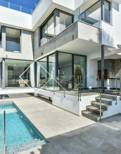 Pool und Haus - SCHÖNE AUSSICHTEN: moderne Villa in Calpe zu verkaufen