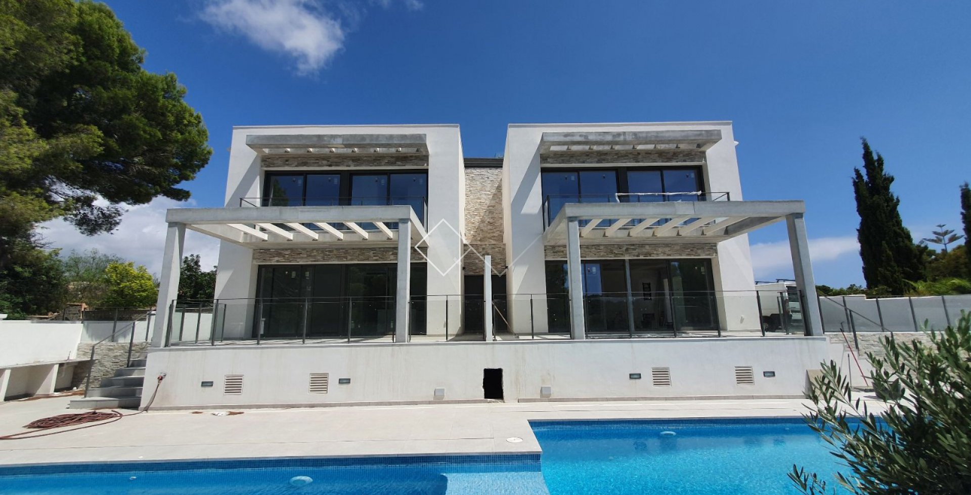 pool and villas - Modern semi-detached villa under construction in Moraira