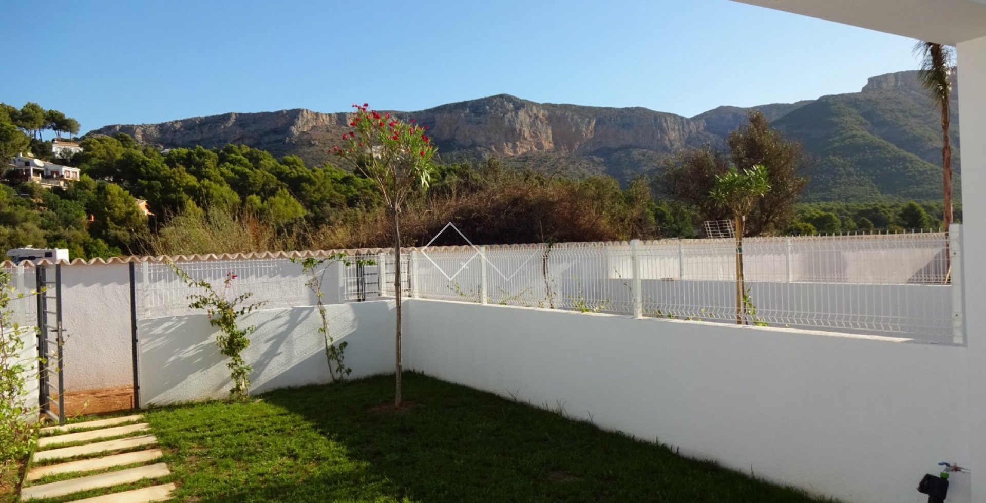 Jardín trasero y vista a la montaña - Moderna casa adosada en venta con piscina comunitaria y garaje en Jesús Pobre