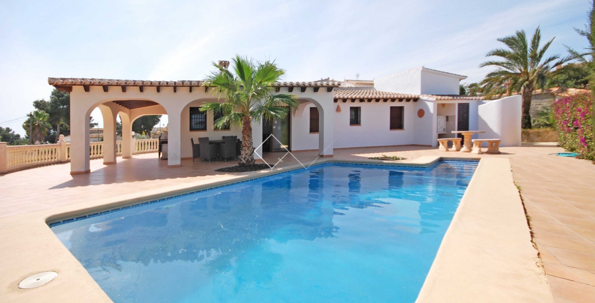 villa piscina palmera - Se vende una villa bonita de un nivel en Moraira