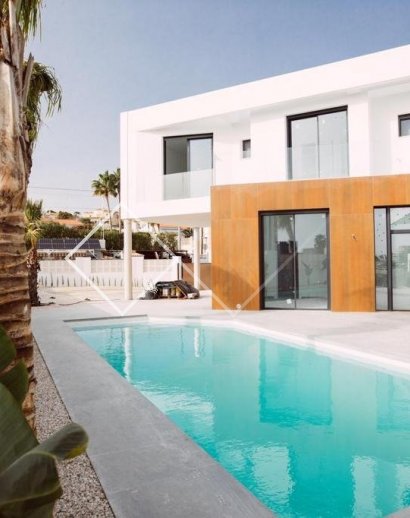 Villa moderne avec piscine en vente à Calpe, à 600 m de la plage