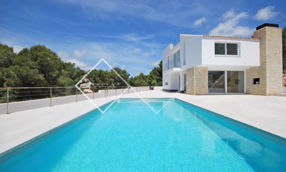 piscina - Nueva construcción en Moraira, cerca de la playa y de los servicios