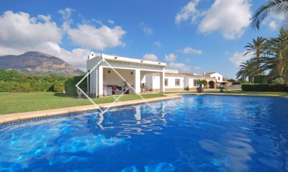 piscina - Excelente villa de una sola planta en venta en Javea