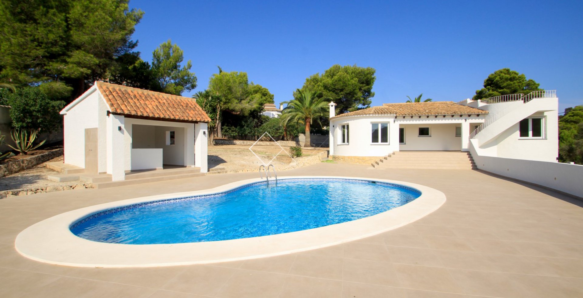 terrasse de la piscine - Villa rénovée à vendre près du village de Moraira. Comme neuve!