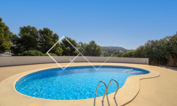 piscina en forma de riñón - Villa renovada en venta cerca del pueblo de Moraira. ¡Como nuevo!