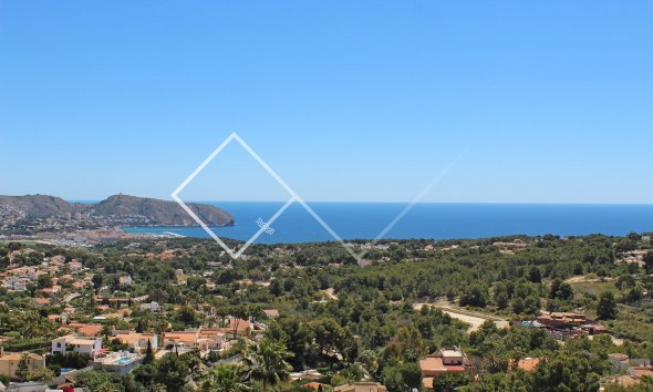 gran ubicación - Villa reformada con grandes vistas al mar en venta en Moraira