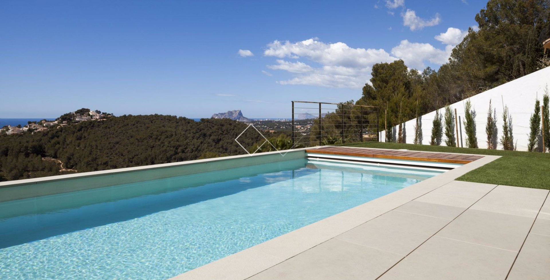 piscina y vistas - Magnífica villa moderna con vistas al mar hacia El Portet y Calpe