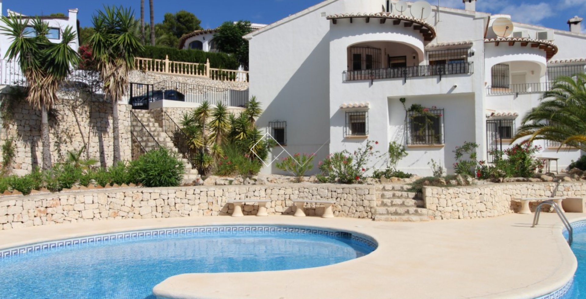 Beautiful corner house, south-east facing, in Los Alcazares with view of the communal pool and beautiful open view to El Portet and the sea
