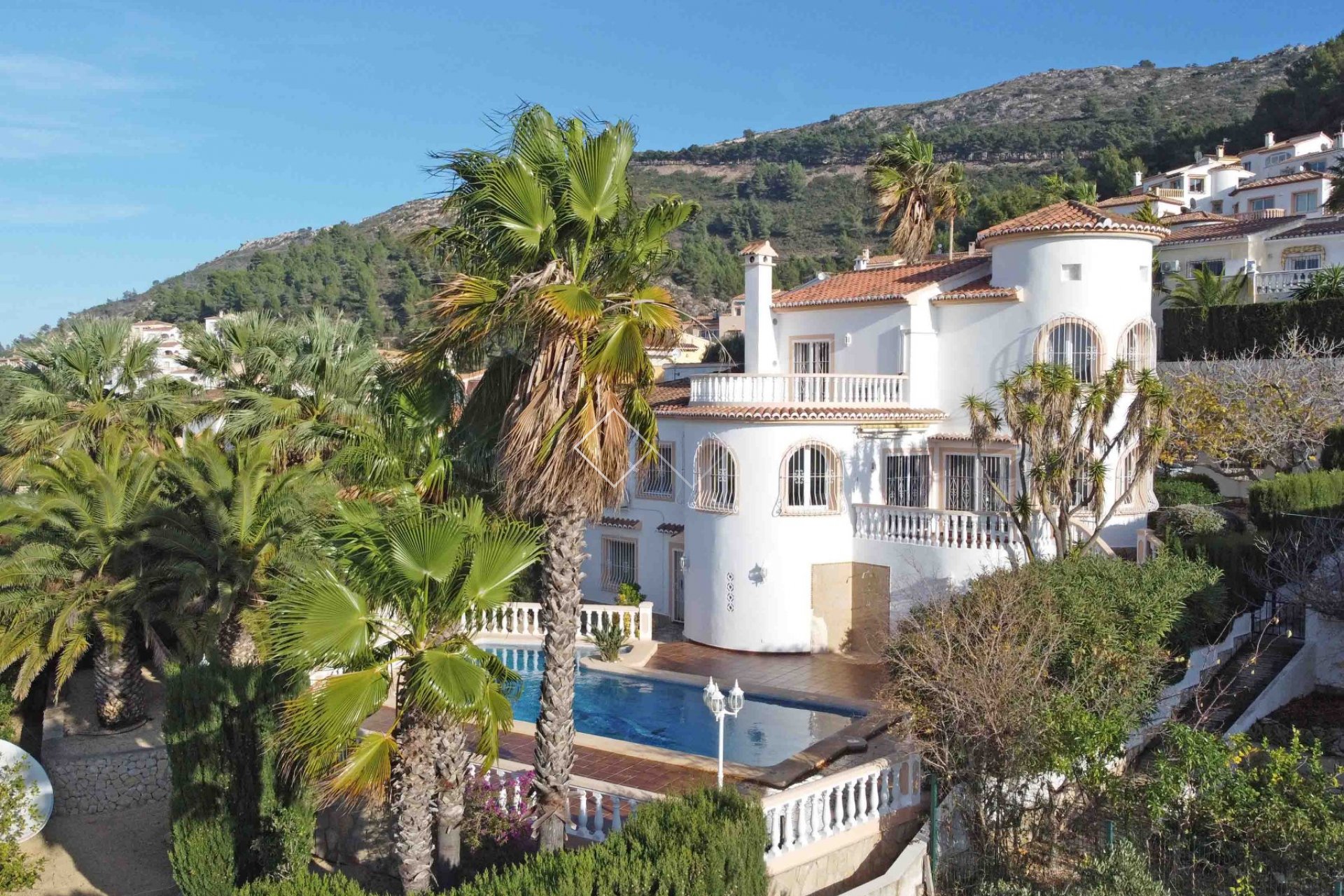 Amplia villa con vistas abiertas en venta en Benitachell, Calistros