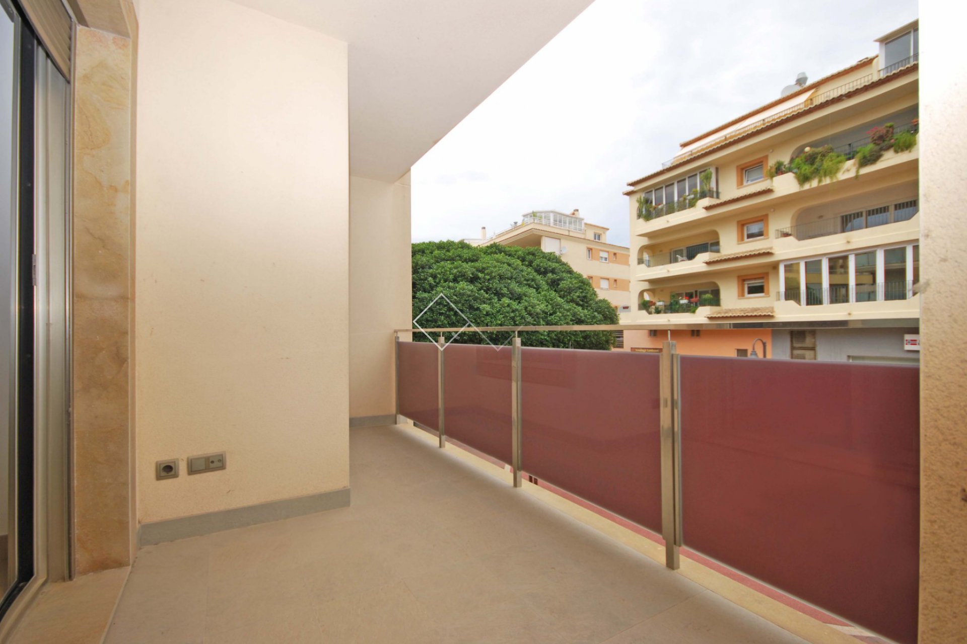balkon - Zeer mooi modern appartement te koop in Moraira centrum