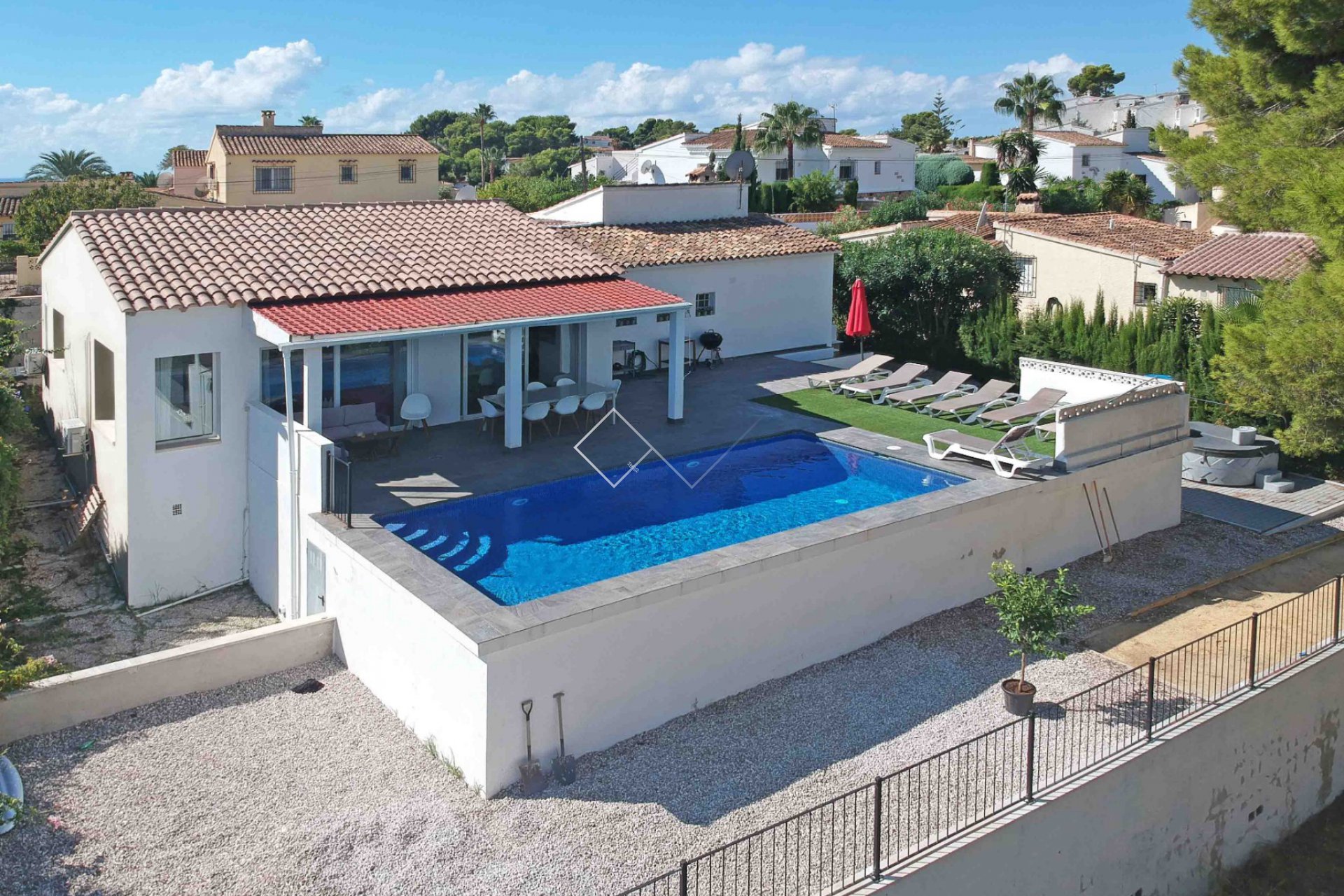 casa y piscina - Se vende una villa de un nivel en Sabatera, Moraira