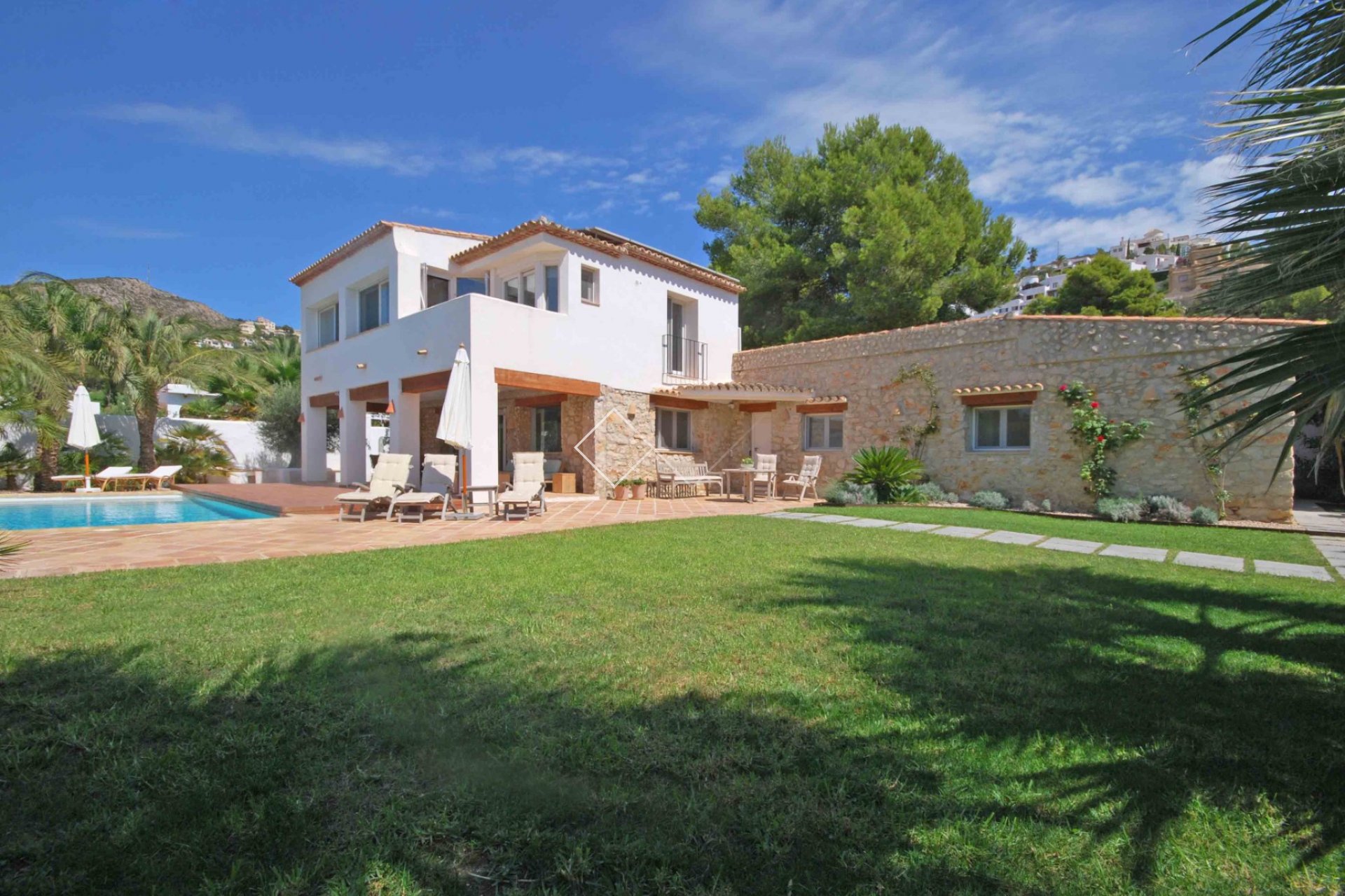 -Garten und Haus Zu verkaufen: herrliche Villa in El Portet, Moraira, nur 300 m vom Strand entfernt