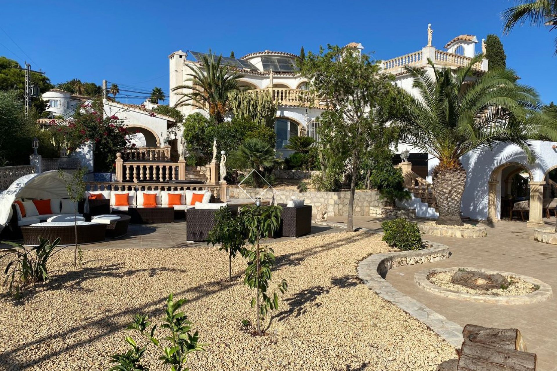 Grote traditionele villa in Benissa, San Jaime te koop met zeezicht vanuit elke kamer