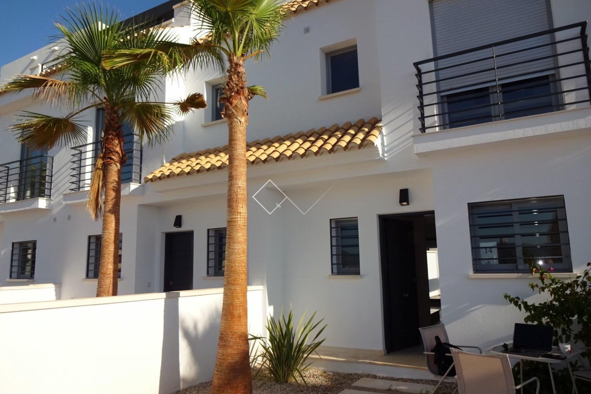 Huis met palmboom - Modern aangebouwd huis te koop met gemeenschappelijk zwembad en garage in Jesus Pobre