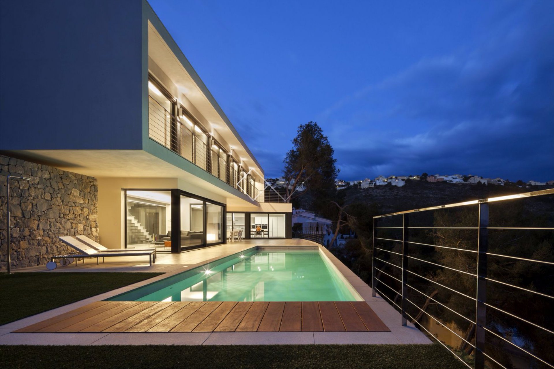 in de avond - Schitterende moderne villa met zeezicht in de richting van El Portet en Calpe