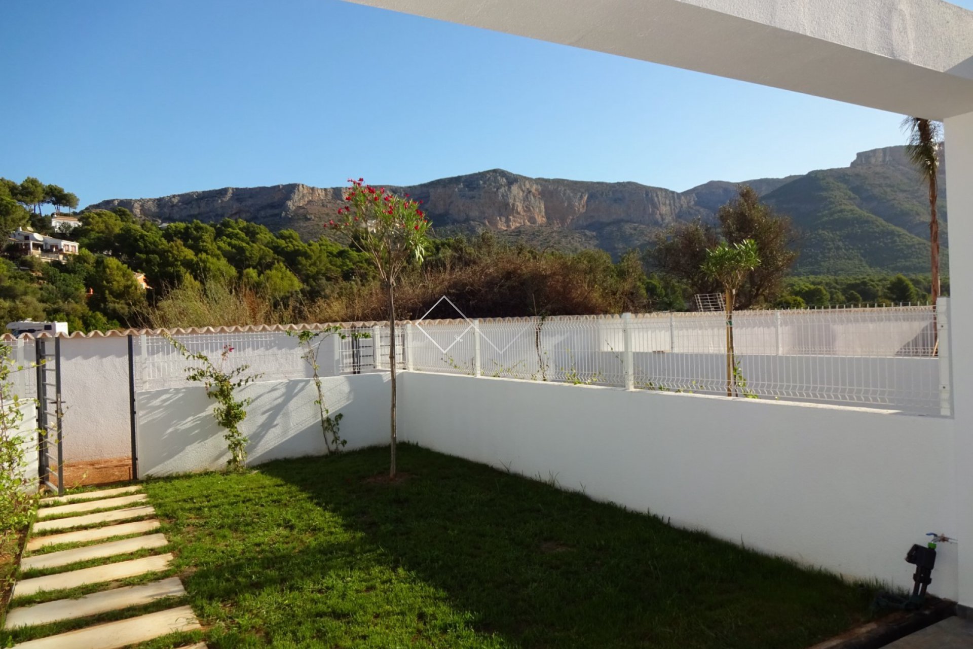 Jardín trasero y vista a la montaña - Moderna casa adosada en venta con piscina comunitaria y garaje en Jesús Pobre