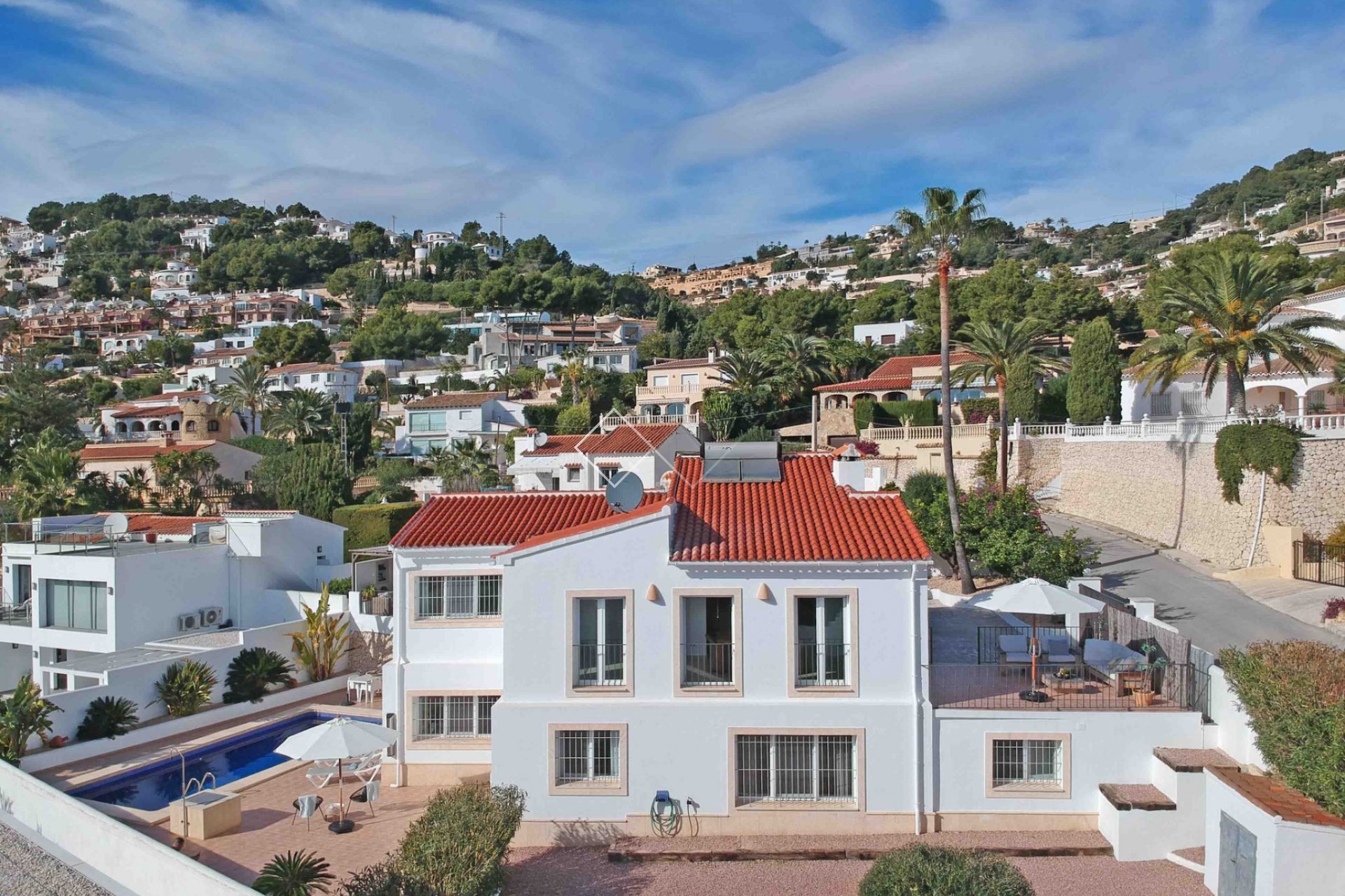 Large villa on hill side - Beautiful villa with sea view for sale in Benimeit, Moraira