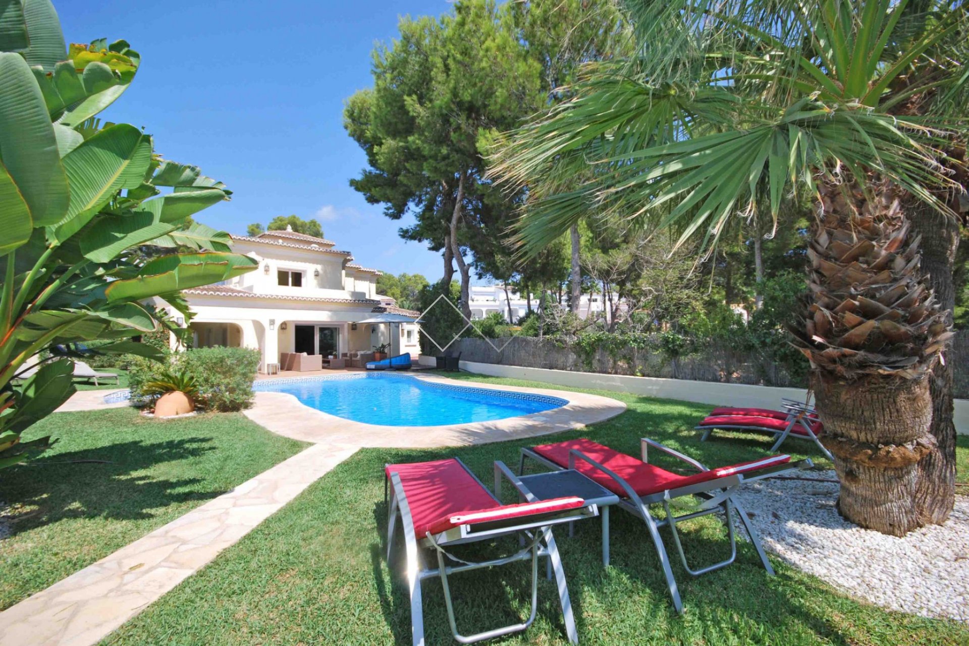 lawned garden - Luxurious villa for sale in El Portet, Moraira