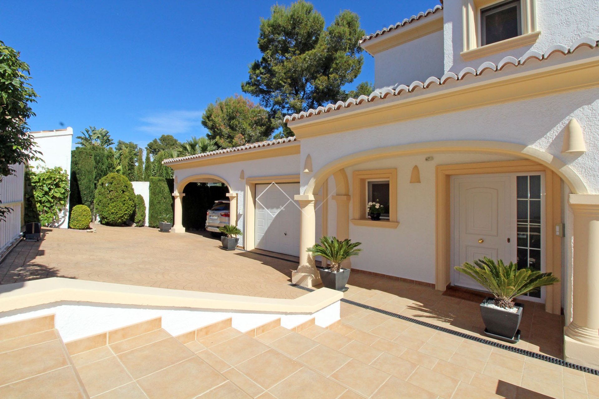 Mediterranean style villa, just a short walk away from the sandy beach of El Portet and Moraira center