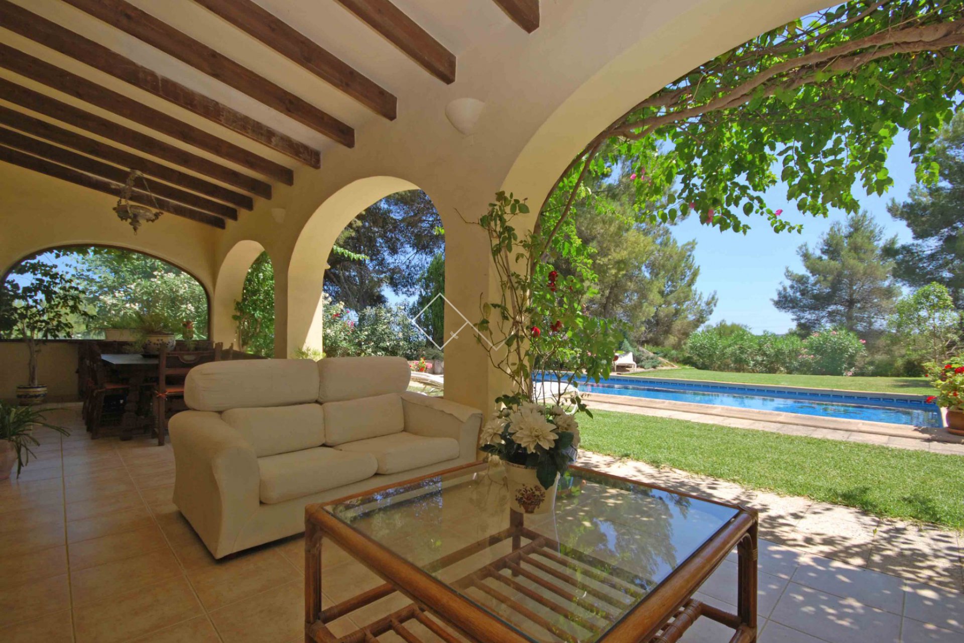 overdekt terras en tuin - ​Prachtige villa te koop in Canor, Benissa