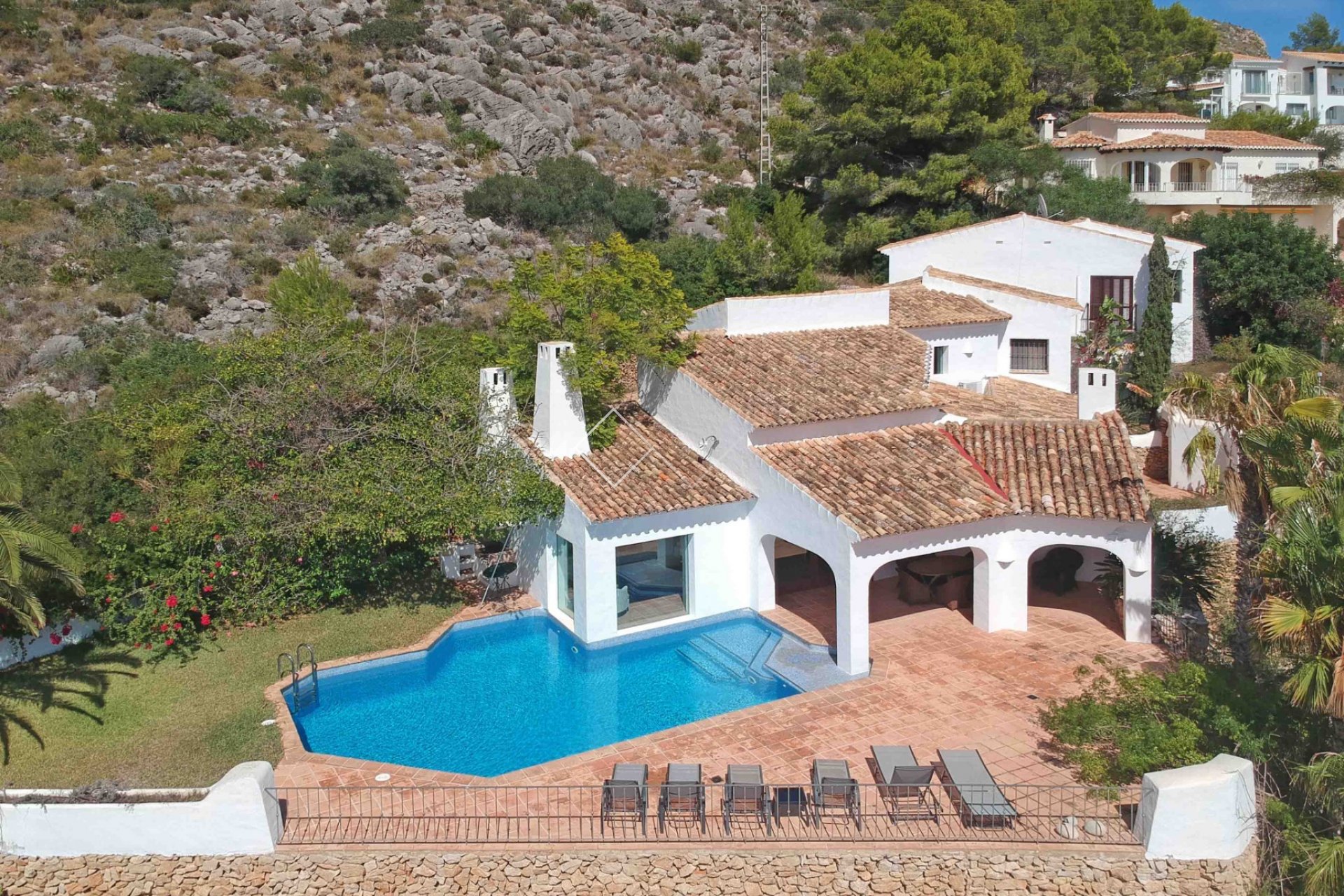 overview villa and pool - Stylish villa for sale with great sea views, El Portet, Moraira