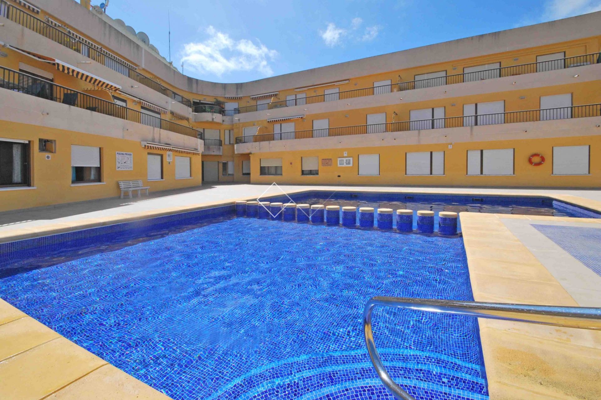 piscina comunitaria - Apartamento con vistas al mar en venta en el centro de Moraira