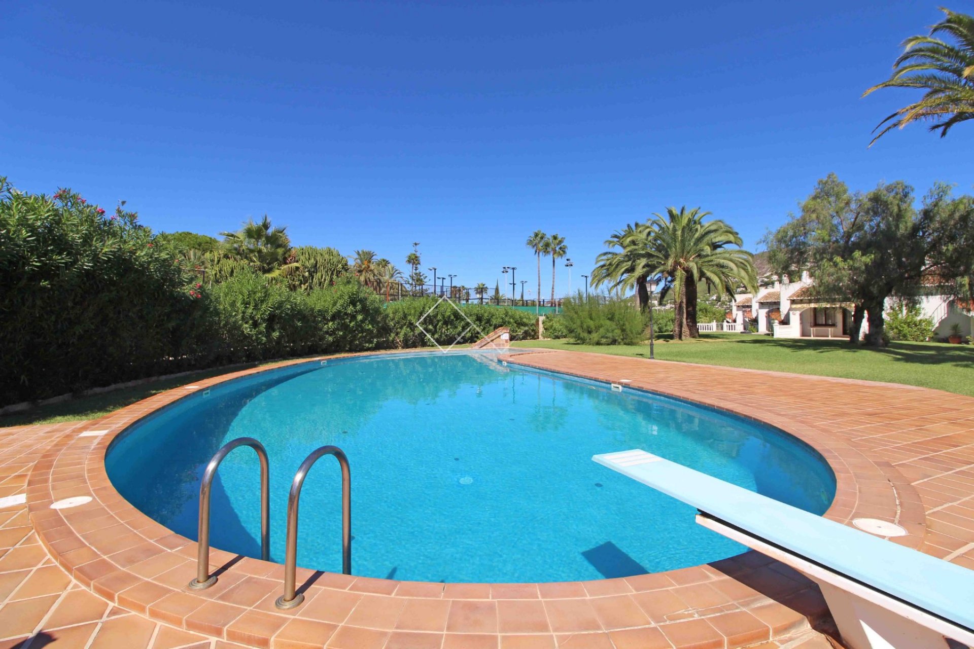 piscina comunitaria - Se vende villa adosada en buen estado cerca de Moraira