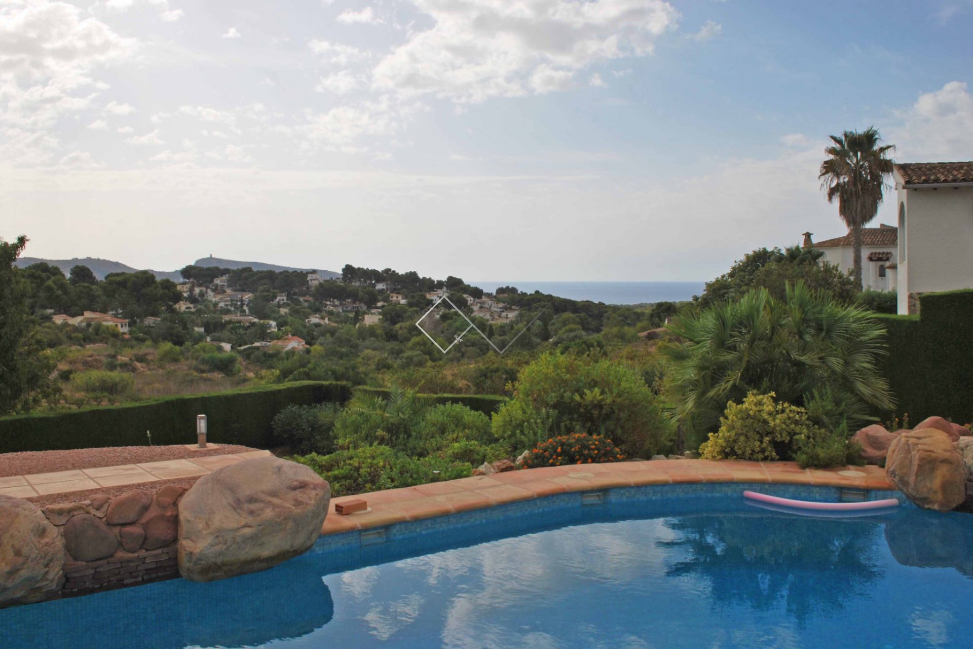 piscina con vistas al mar - Preciosa villa con increíble piscina y vistas al mar en venta en Benimeit, Moraira