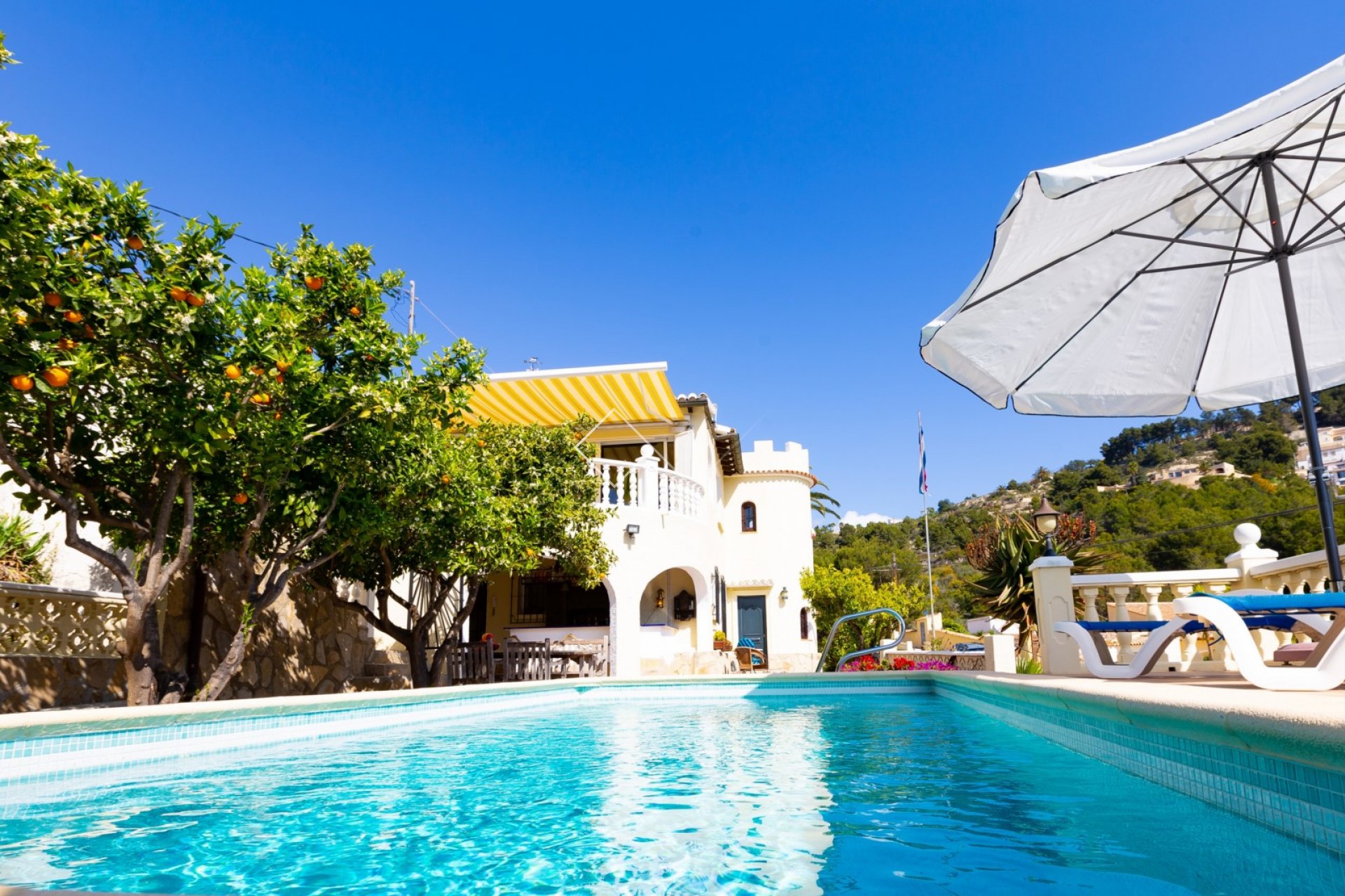 piscina en verano - Villa única con capilla original en Montemar, Benissa
