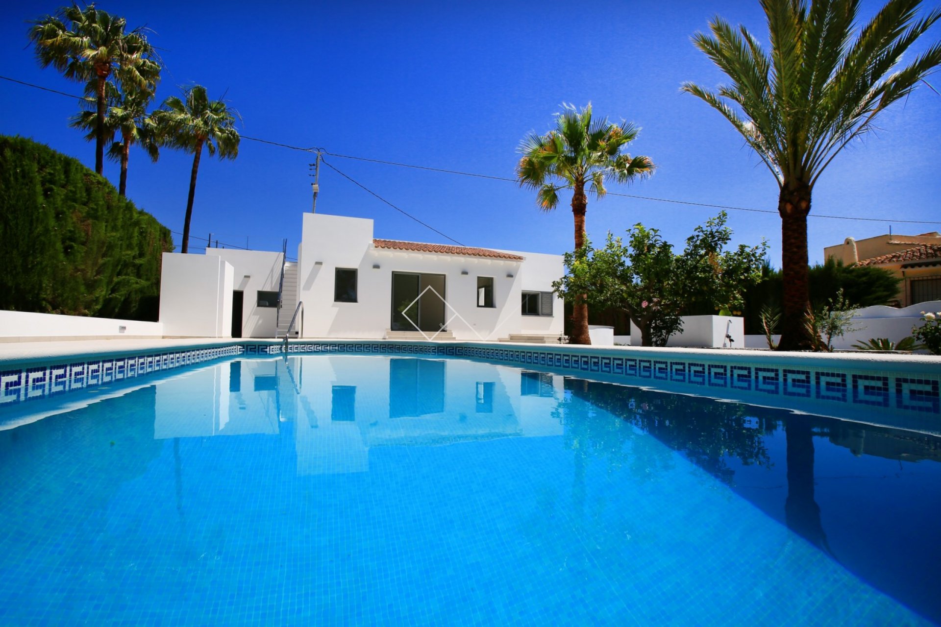 piscina palmeras - Villa reformada en venta en Benissa, a 200m de la playa