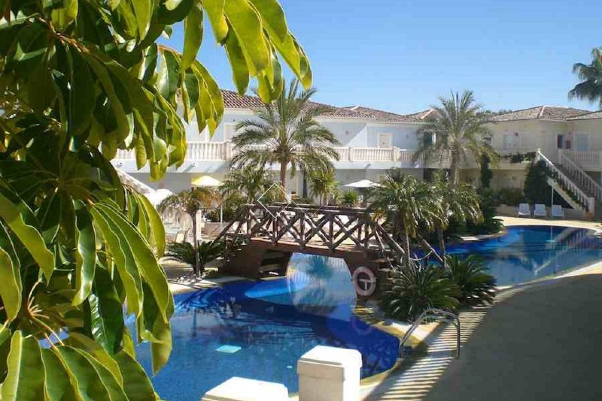 piscina tropical - Se vende un encantador apartamento en Benissa, a sólo 800 metros de la playa
