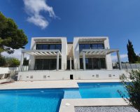 piscina y villas - Chalet moderno adosado en construcción en Moraira