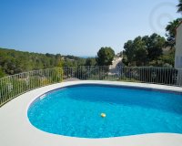 piscina y vistas - Villa modernizada en venta en Benissa con bonitas vistas (al mar) 